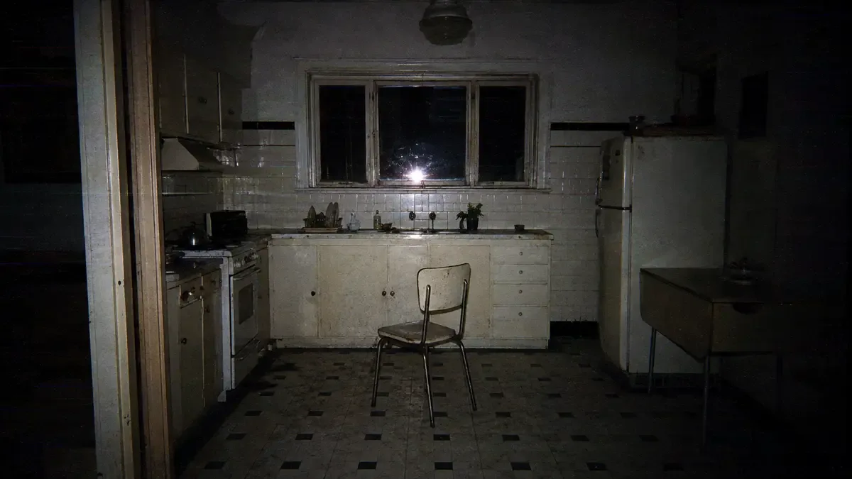 Cocina doméstica fotografiada de noche con flash directo y encuadre levemente torcido