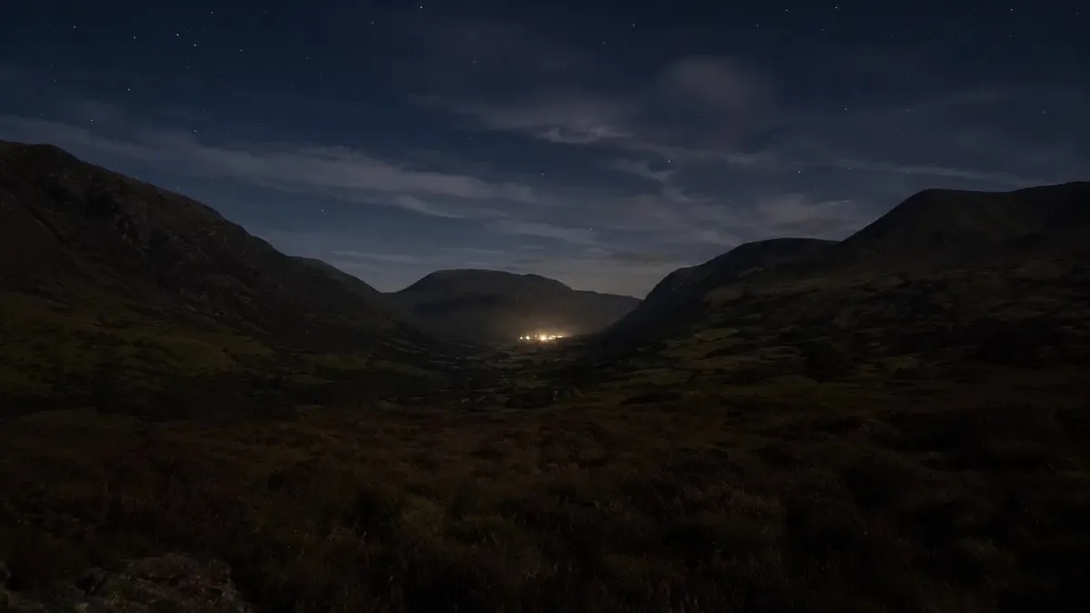Luces en un valle nocturno representadas de forma documental