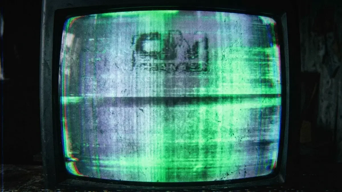 Mereana Mordegard Glesgorv: primer plano de la superficie curva de un televisor CRT con líneas de escaneo visibles