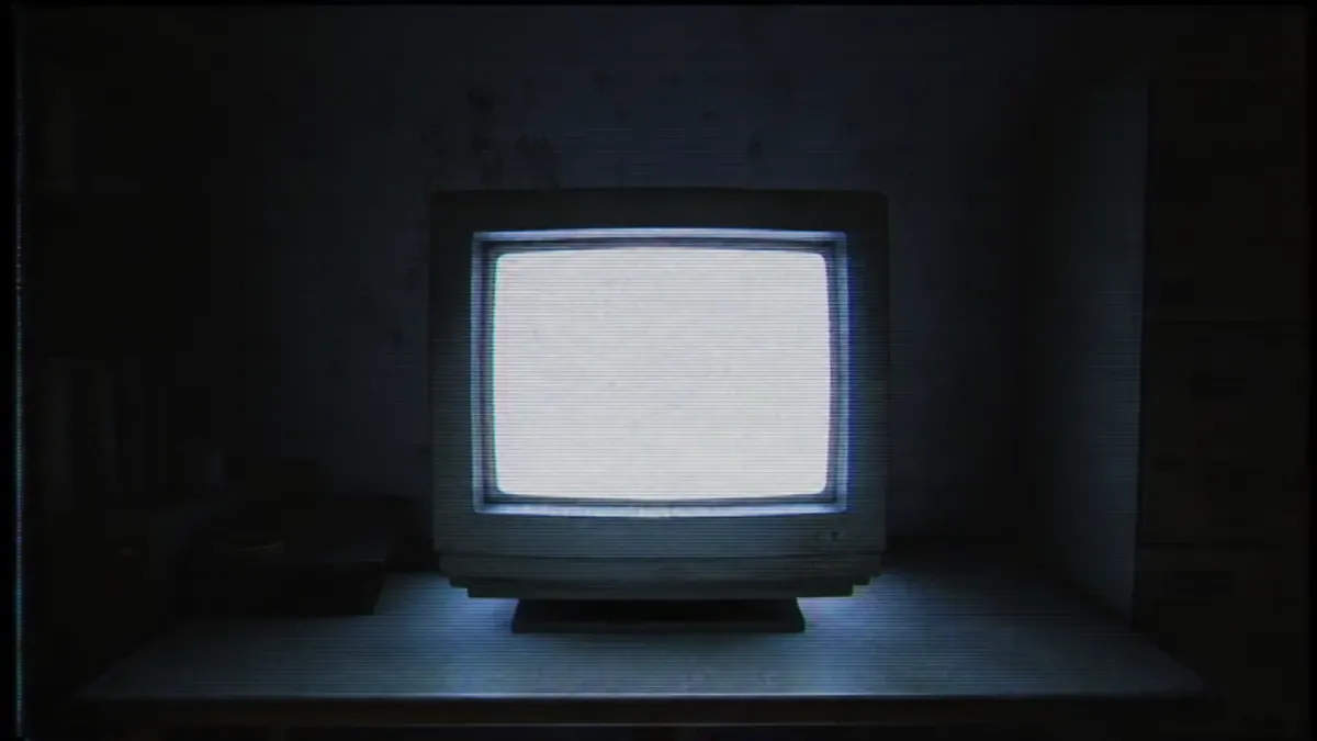 Username:666: monitor CRT antiguo encendido con una ventana rectangular en blanco sobre un escritorio